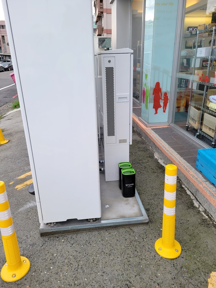 第一次看到換電站後面有電池