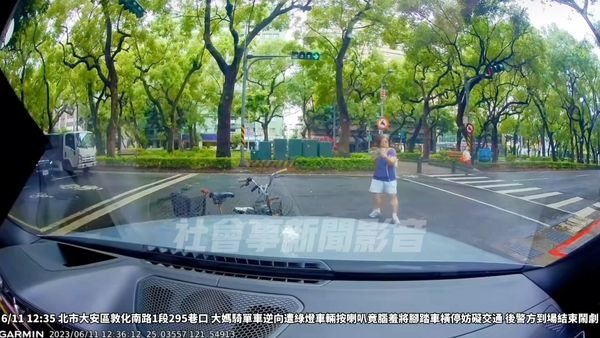 騎單車遭叭...北市婦霸氣攔車報警結果先吃罰單