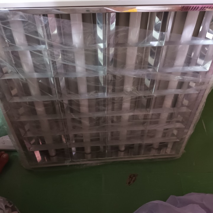 請教一下照片電具，一個電燈接兩個電燈要如何接？