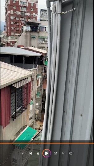 公寓頂樓水管破小洞