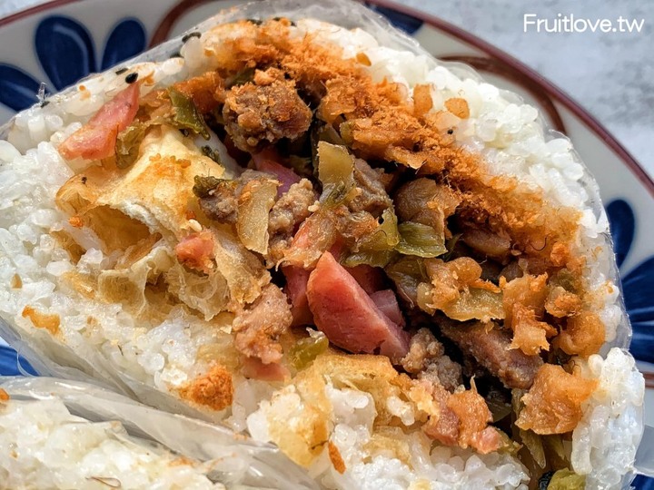 台中美食-豐富的飯糰配料很有飽足感！每日限量的炒麵，又香又不油膩