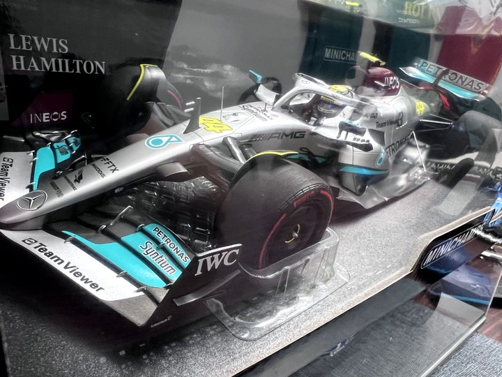 [開箱]F1 2022 1/18 MINICHAMPS L.HAMILTON MERCEDES-AMG W13 SPANISH GP