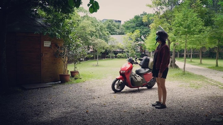 女生騎機車一個人露營好自在