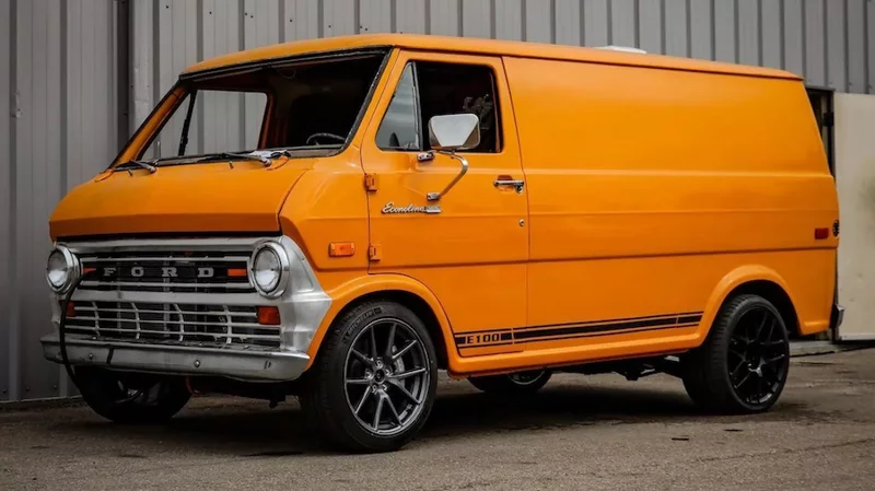 羊皮狼Ford E-100箱型老車竟換上特斯拉Model 3動力?!