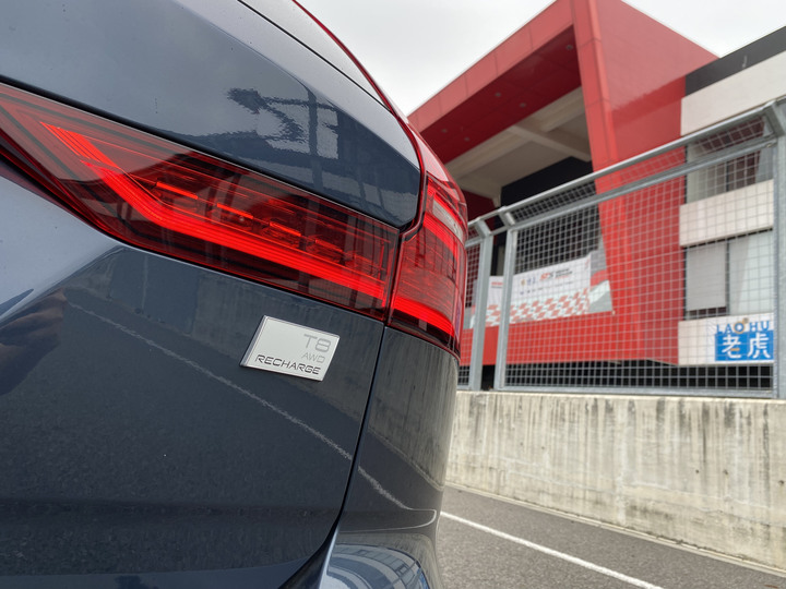 誰說顧家的男人不能叛逆一點？ Volvo V60 T8 Recharge跑麗寶賽道