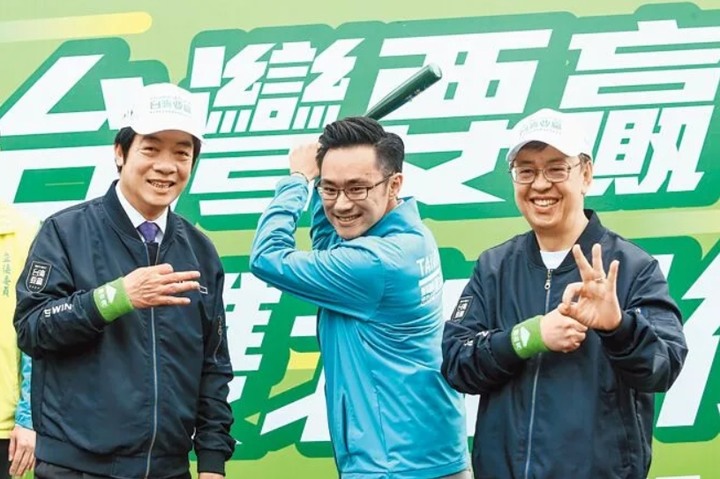 點我看大圖 偷親摟腰摸屁股 民進黨青年部淪性平深淵🐸🐸🐸