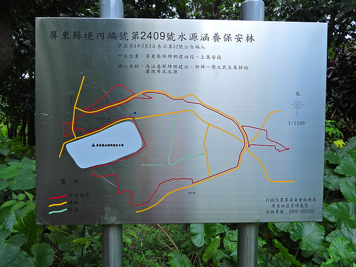 點我看大圖 Nikon P1000從德文部落觀景台拍向佳暮部落,及新埤建功生態步道和大葉欖仁綠色隧道。