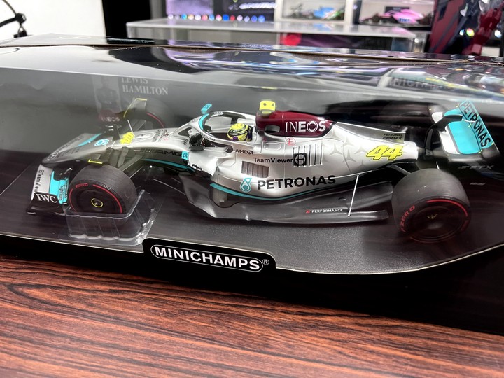 [開箱]F1 2022 1/18 MINICHAMPS L.HAMILTON MERCEDES-AMG W13 SPANISH GP