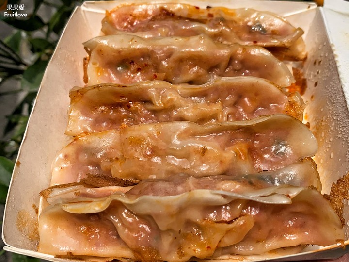 點我看大圖 苗栗美食-Q彈透亮的餃皮包著滿滿的餡料,底部煎得酥酥脆脆