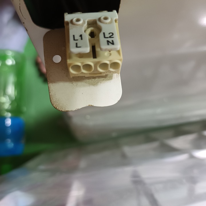 請教一下照片電具，一個電燈接兩個電燈要如何接？