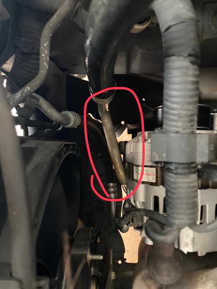 汽車冷氣開久了風越來越小 管線結冰