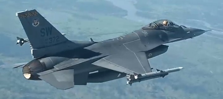 各國的 F-16 為何常把 AIM-120 掛在翼尖掛架？