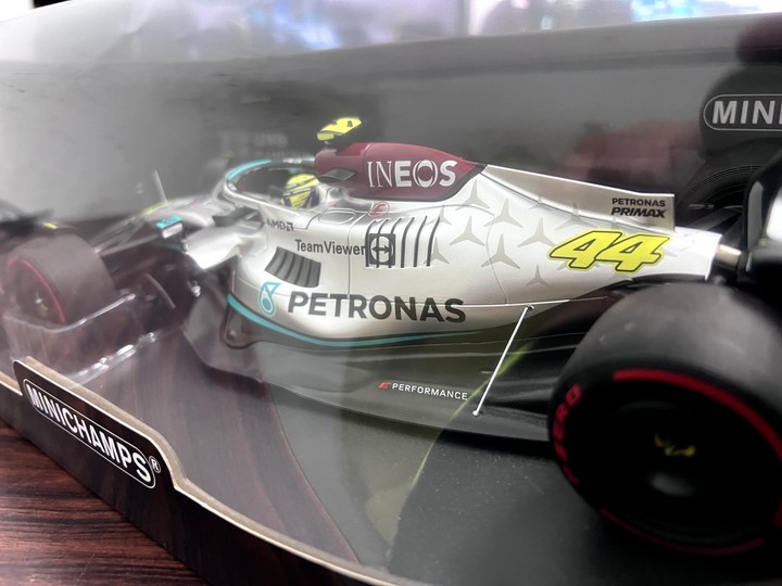 [開箱]F1 2022 1/18 MINICHAMPS L.HAMILTON MERCEDES-AMG W13 SPANISH GP