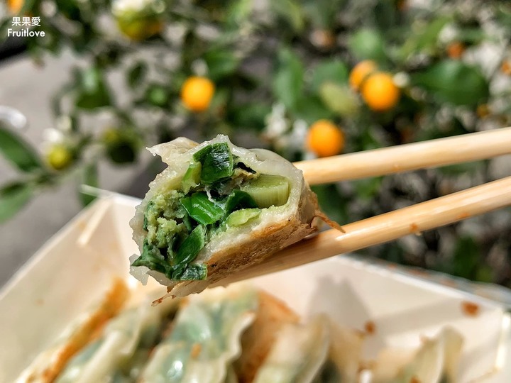 點我看大圖 苗栗美食-Q彈透亮的餃皮包著滿滿的餡料,底部煎得酥酥脆脆