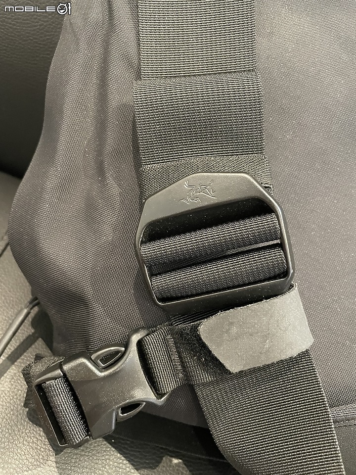 點我看大圖 Arc'teryx Leaf 軍鳥 COURIER BAG 15 郵差包 詳細測試