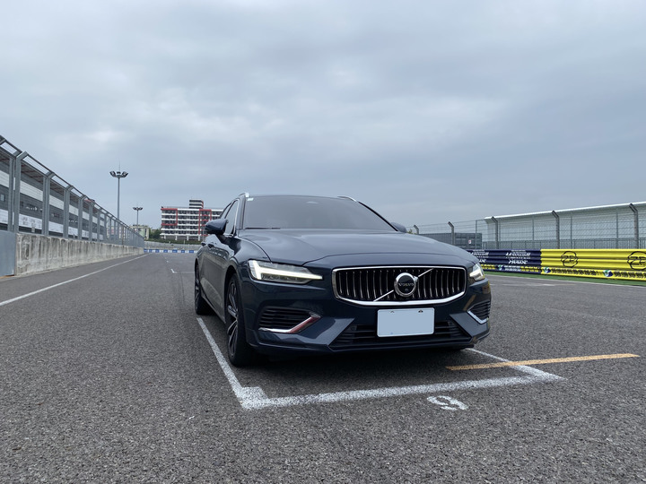 誰說顧家的男人不能叛逆一點？ Volvo V60 T8 Recharge跑麗寶賽道