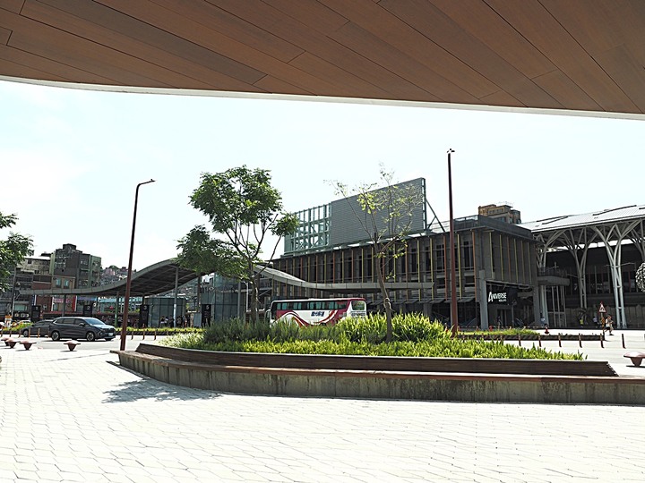 白米甕砲台、仙洞巖、佛手洞、陽明海洋文化藝術館、麗都蝶客花園 — 海天一色基隆嶼、空中花園「與鯨鯊共游」、台版敦煌石窟與地下城 — 基隆市區景點一日遊