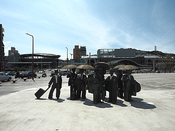 白米甕砲台、仙洞巖、佛手洞、陽明海洋文化藝術館、麗都蝶客花園 — 海天一色基隆嶼、空中花園「與鯨鯊共游」、台版敦煌石窟與地下城 — 基隆市區景點一日遊