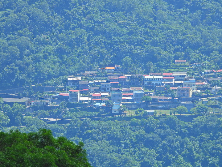 點我看大圖 Nikon P1000從德文部落觀景台拍向佳暮部落,及新埤建功生態步道和大葉欖仁綠色隧道。