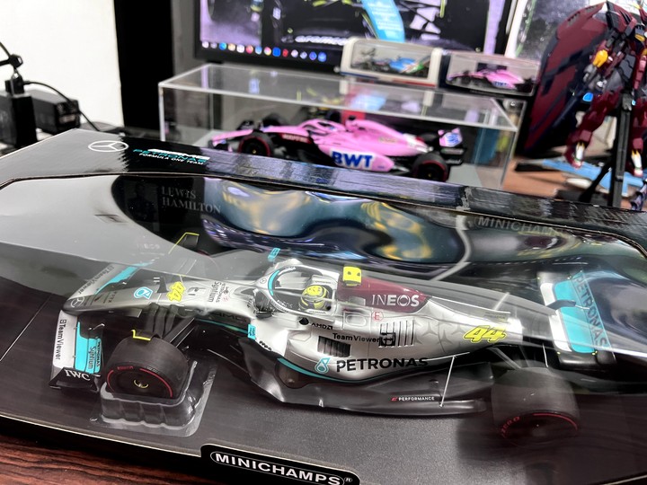 [開箱]F1 2022 1/18 MINICHAMPS L.HAMILTON MERCEDES-AMG W13 SPANISH GP