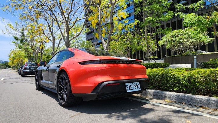 點我看大圖 Porsche Taycan現車的另一種選擇