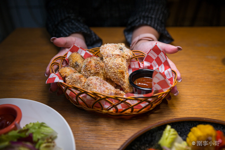 華山文創美食分享-Alleycat's Pizza,因為思鄉而自己動手做出的經典英式及義式料理,吸引了來自四面八方的過客。內有飲酒議題,未成年請勿飲酒,飲酒過量有害健康喔!