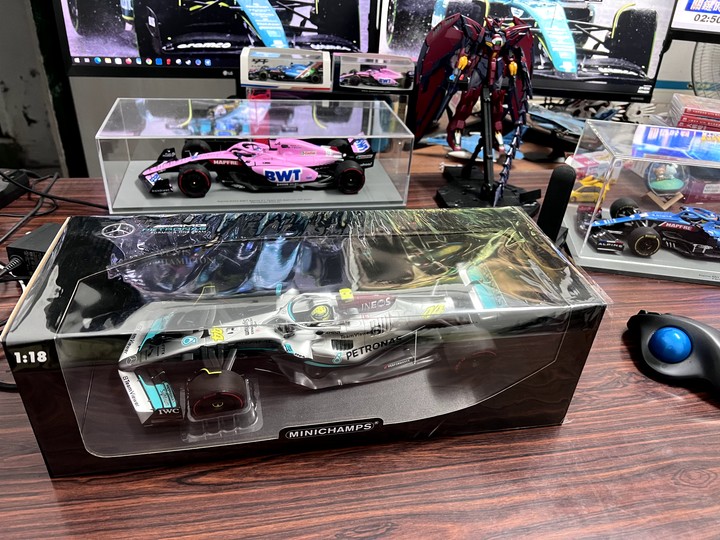 [開箱]F1 2022 1/18 MINICHAMPS L.HAMILTON MERCEDES-AMG W13 SPANISH GP