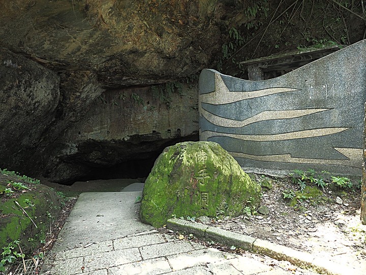 白米甕砲台、仙洞巖、佛手洞、陽明海洋文化藝術館、麗都蝶客花園 — 海天一色基隆嶼、空中花園「與鯨鯊共游」、台版敦煌石窟與地下城 — 基隆市區景點一日遊
