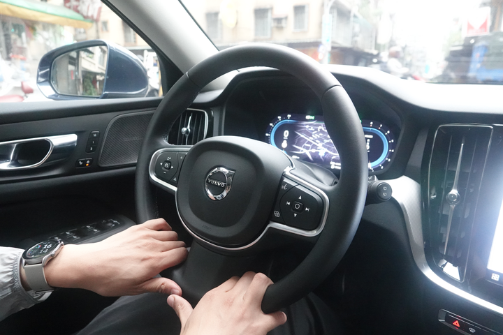 誰說顧家的男人不能叛逆一點？ Volvo V60 T8 Recharge跑麗寶賽道