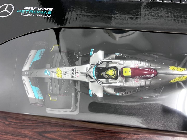 [開箱]F1 2022 1/18 MINICHAMPS L.HAMILTON MERCEDES-AMG W13 SPANISH GP