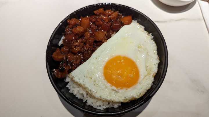 一碗250元的滷肉飯, 以及一場遲來四十年的同學會的聚餐餐廳 - 小後苑Backyard Jr.大直店