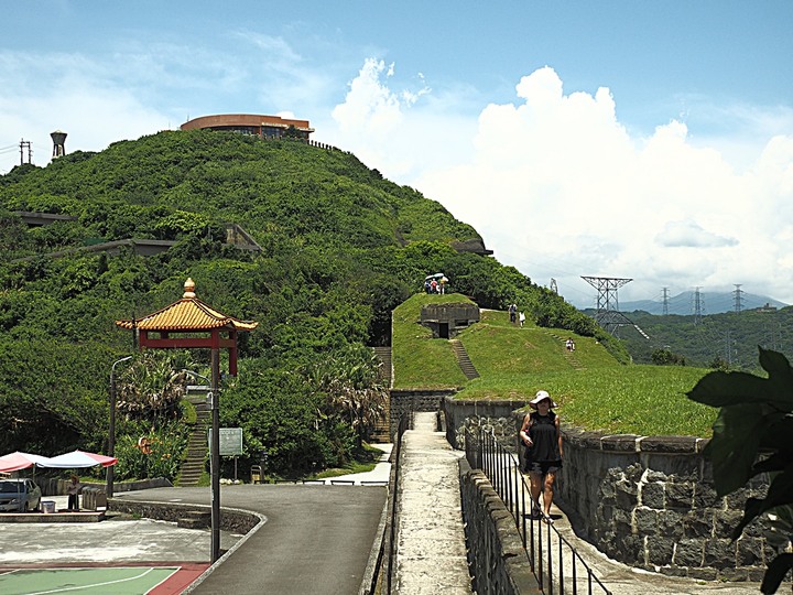 白米甕砲台、仙洞巖、佛手洞、陽明海洋文化藝術館、麗都蝶客花園 — 海天一色基隆嶼、空中花園「與鯨鯊共游」、台版敦煌石窟與地下城 — 基隆市區景點一日遊