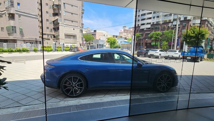 點我看大圖 Porsche Taycan現車的另一種選擇