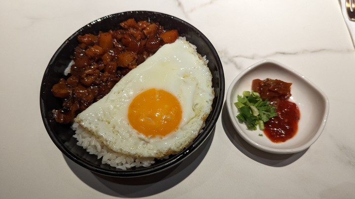 一碗250元的滷肉飯, 以及一場遲來四十年的同學會的聚餐餐廳 - 小後苑Backyard Jr.大直店