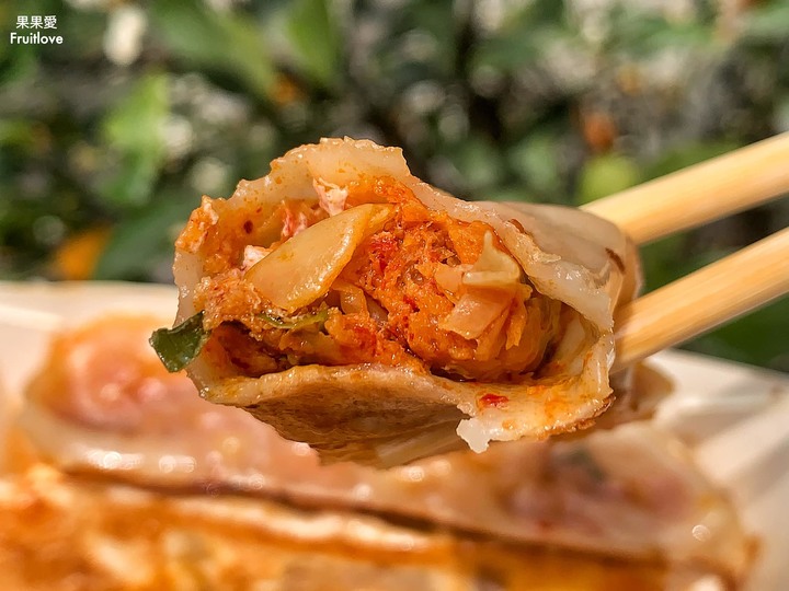 點我看大圖 苗栗美食-Q彈透亮的餃皮包著滿滿的餡料,底部煎得酥酥脆脆