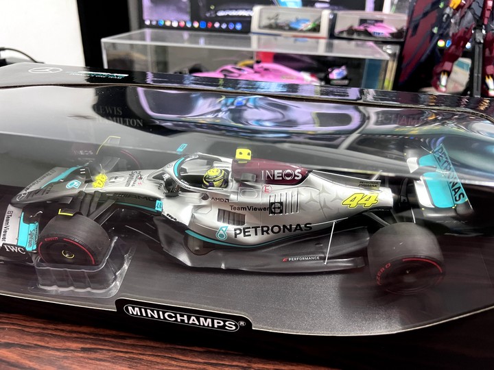 [開箱]F1 2022 1/18 MINICHAMPS L.HAMILTON MERCEDES-AMG W13 SPANISH GP