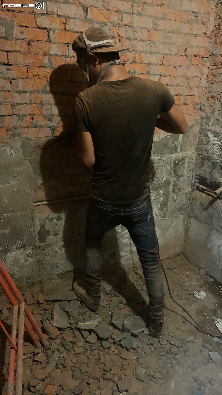 隔壁棟的同層住戶廁所漏水，說要從我家牆壁打過去修管