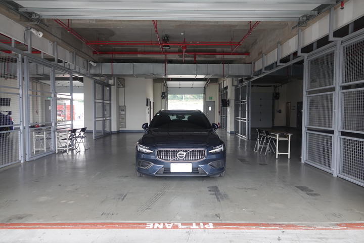 誰說顧家的男人不能叛逆一點？ Volvo V60 T8 Recharge跑麗寶賽道