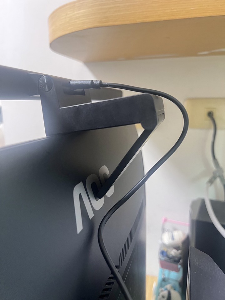 螢幕掛燈選擇 philips vs. BenQ