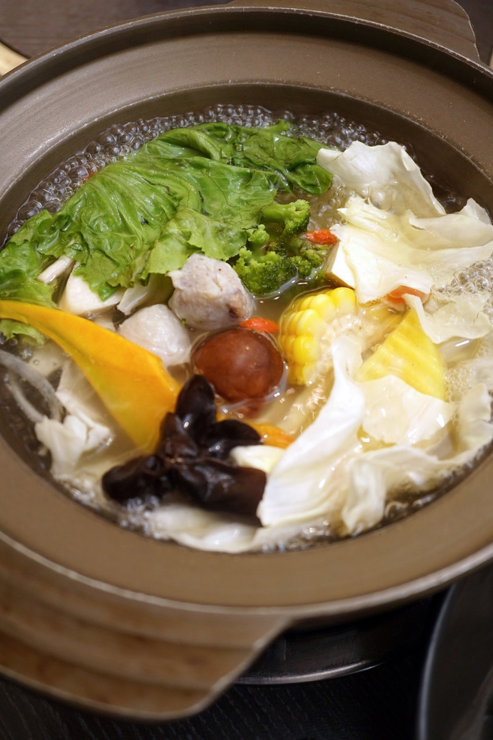 點我看大圖 台南美食火鍋【貍偷聚門鍋物】超過20種湯底!花雕雞乾鍋兩吃│酒香好醉人│菊花鍋意外好吃│剝皮辣椒用一整罐│番茄和松露鮮奶濃郁義式鍋│東區個人火鍋推薦