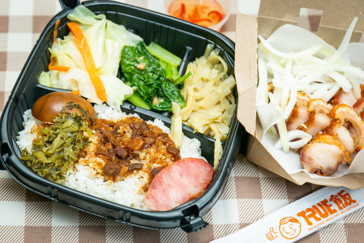 林口龜山美食-超美味館長便當火熱登場!脆皮燒肉也太好吃了啦~強烈建議自取喔!脆皮燒肉飯跟魯肉飯真超值,同學們不想吃吃看好吃又划算的館長便當嗎?(招手