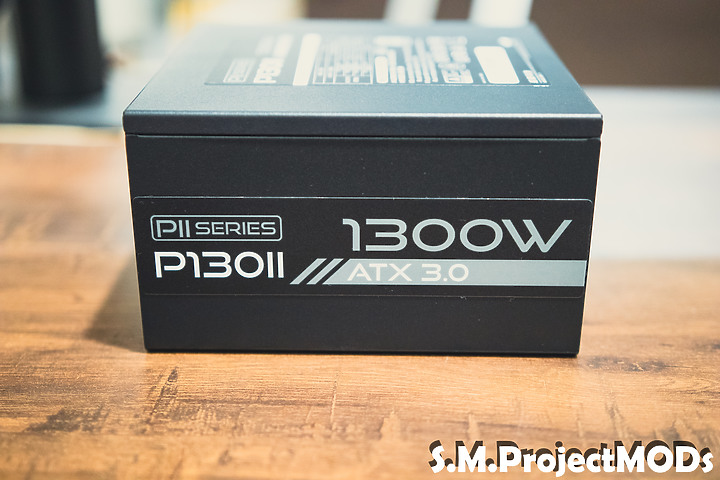 點我看大圖 嘿!InWin 迎廣 P130II 這款性能怪獸具備兩組PCI-E 5.0輸出。是一款十年保固的白金級電源
