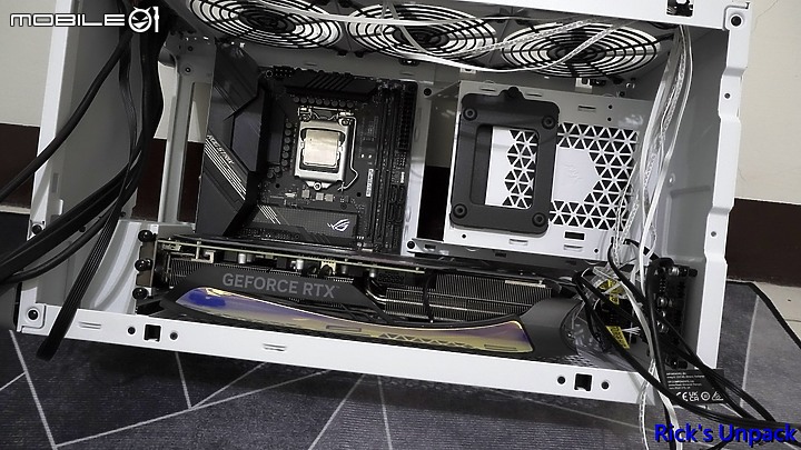 點我看大圖 【開箱】朦朧美、散熱佳直立小機殼 | CORSAIR 2000D RGB AIRFLOW + CORSAIR SF850L開箱