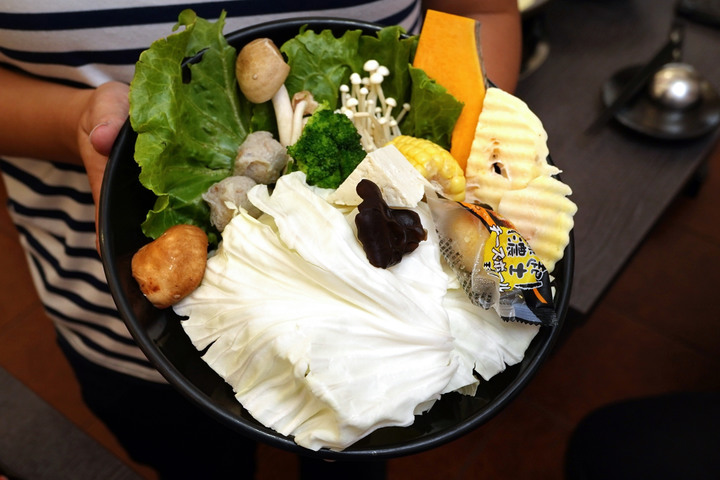點我看大圖 台南美食火鍋【貍偷聚門鍋物】超過20種湯底!花雕雞乾鍋兩吃│酒香好醉人│菊花鍋意外好吃│剝皮辣椒用一整罐│番茄和松露鮮奶濃郁義式鍋│東區個人火鍋推薦