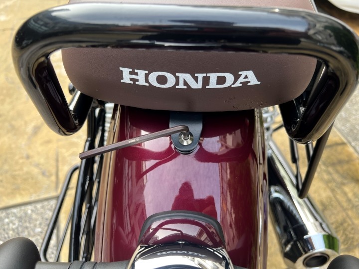 點我看大圖 【心得】CB350 pro 酒紅色 2023年式開箱,裡面居然有急救包