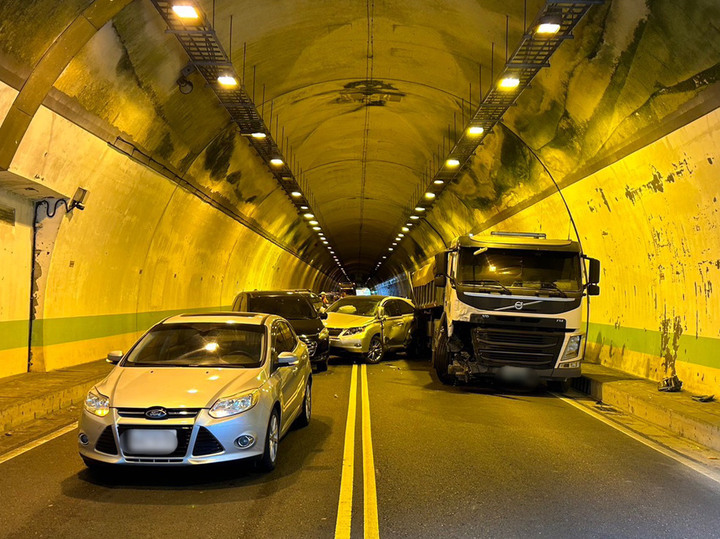花蓮壽豐「跳浪隧道」砂石車追撞5車 車體全毀狼藉畫面曝
