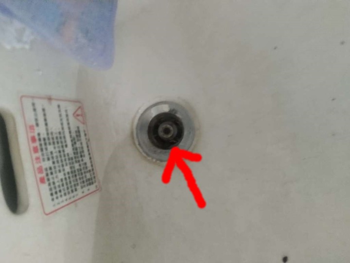 這個洗水台排水孔.要怎麼拆...