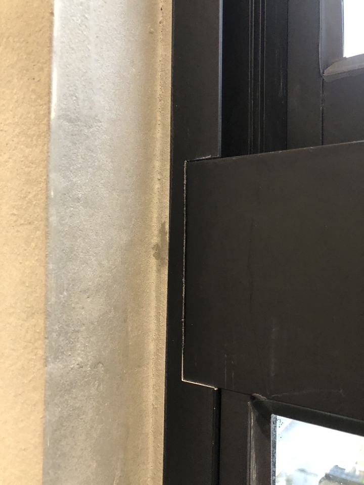 新成屋窗框疑似滲水