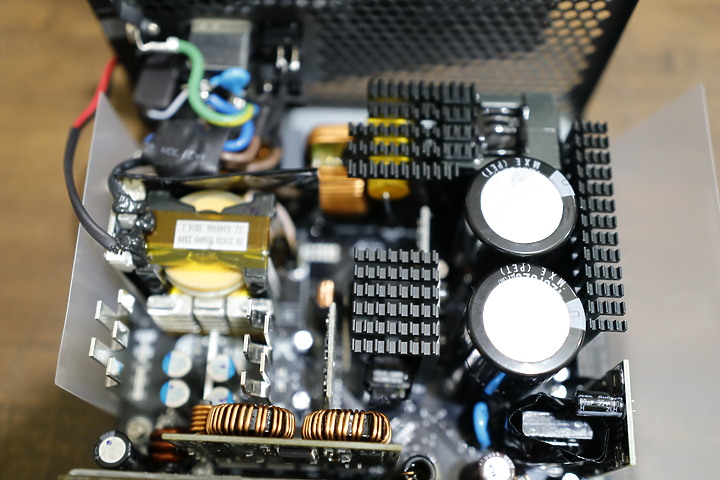 點我看大圖 嘿!InWin 迎廣 P130II 這款性能怪獸具備兩組PCI-E 5.0輸出。是一款十年保固的白金級電源