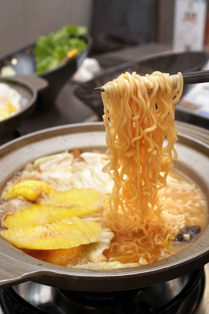 點我看大圖 台南美食火鍋【貍偷聚門鍋物】超過20種湯底!花雕雞乾鍋兩吃│酒香好醉人│菊花鍋意外好吃│剝皮辣椒用一整罐│番茄和松露鮮奶濃郁義式鍋│東區個人火鍋推薦